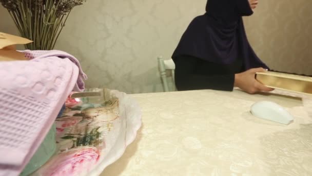 Muslim muda wanita bekerja di meja kantor, dokumen dan komputer — Stok Video