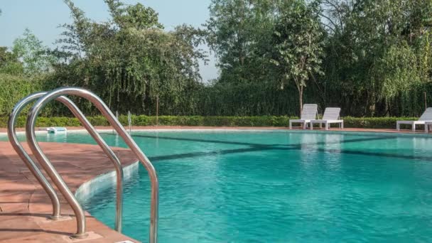 Piscina dell'hotel con riflessi di sole — Video Stock