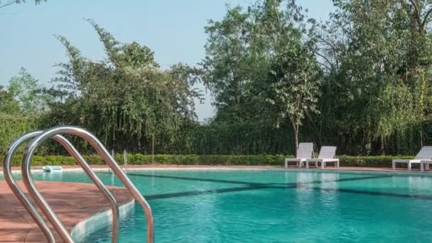 Piscina dell'hotel con riflessi di sole — Video Stock