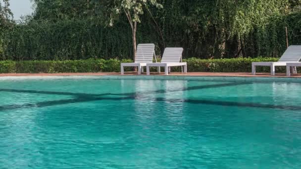 Piscina del hotel con reflejos soleados — Vídeo de stock