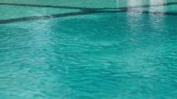 有阳光反射的酒店游泳池 — 图库视频影像