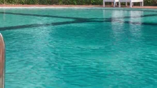 Hotel simbassäng med soliga reflektioner — Stockvideo