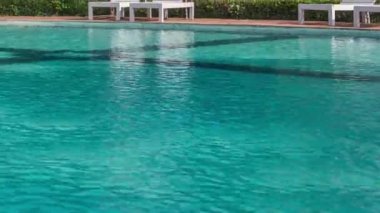 Güneşli yansımalı otel yüzme havuzu