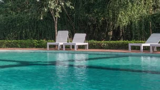 Hotel zwembad met zonnige reflecties — Stockvideo