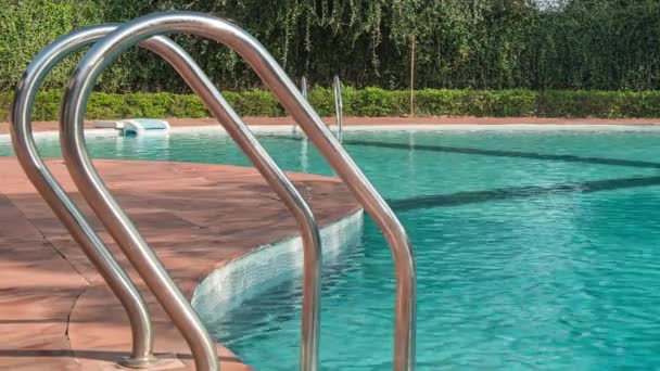Hotel zwembad met zonnige reflecties — Stockvideo