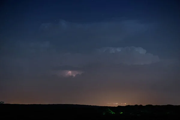 Regn moln på natten med lightning — Stockfoto