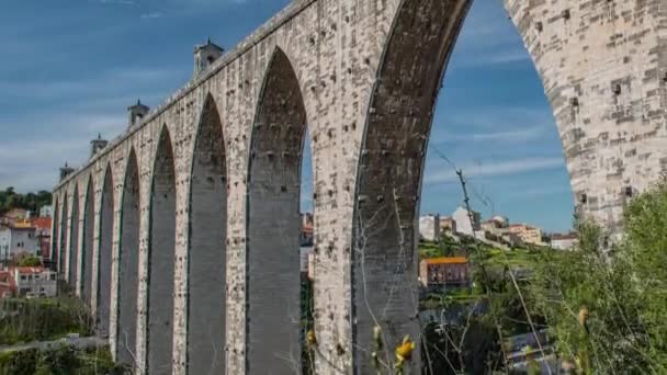 Het aquaduct Aguas Livres Portugees: Aqueduto das Aguas Livres "Aquaduct van the Free Waters" is een historische aquaduct in het centrum van Lissabon, Portugal — Stockvideo