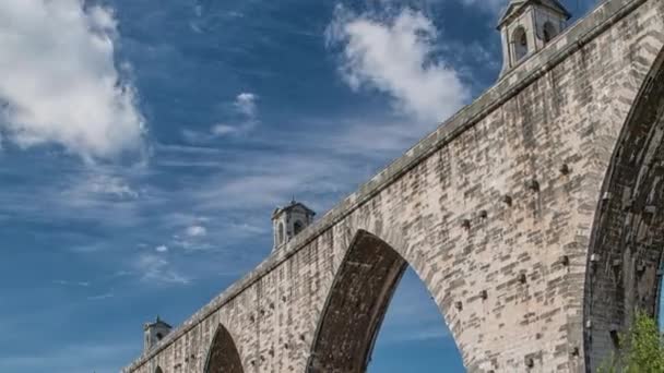 Akvadukt Aguas Livres portugalština: Aqueduto das Aguas Livres "Akvadukt z volných vod" je historickou akvadukt ve městě Lisabon, Portugalsko — Stock video