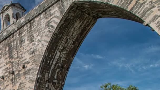 Das Aquädukt aguas livres portugiesisch: aqueduto das aguas livres "Aquädukt des freien Wassers" ist ein historisches Aquädukt in der Stadt Lissabon, Portugal — Stockvideo