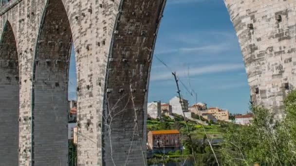 Het aquaduct Aguas Livres Portugees: Aqueduto das Aguas Livres "Aquaduct van the Free Waters" is een historische aquaduct in het centrum van Lissabon, Portugal — Stockvideo