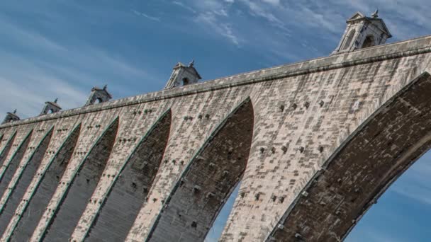 O Aqueduto Águas Livres Português: Aqueduto das Águas Livres O Aqueduto das Águas Livres é um aqueduto histórico na cidade de Lisboa, Portugal — Vídeo de Stock