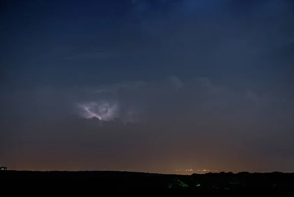 Regn moln på natten med lightning — Stockfoto