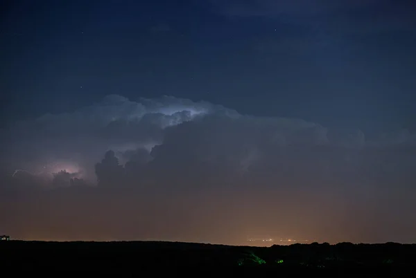 Regn moln på natten med lightning — Stockfoto