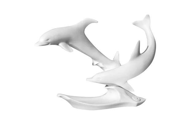Статуя дельфинов на белом фоне — стоковое фото
