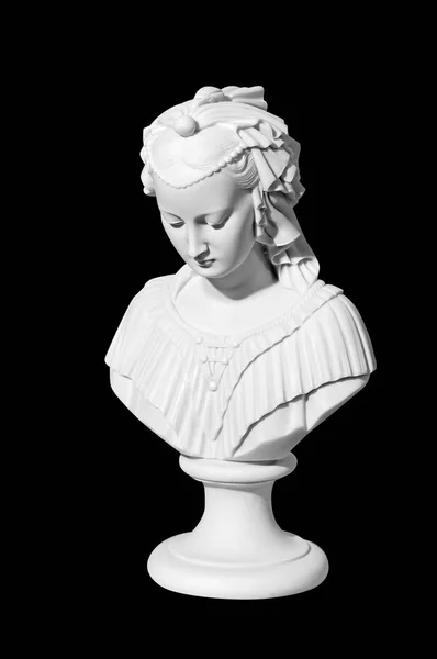 黑色背景的大理石雕像妇女 — 图库照片