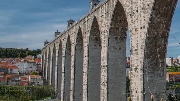 Het aquaduct Aguas Livres Portugees: Aqueduto das Aguas Livres "Aquaduct van the Free Waters" is een historische aquaduct in het centrum van Lissabon, Portugal — Stockvideo