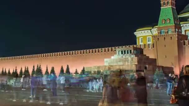 Moszkva Vörös tér, a Lenin mauzóleum és az orosz kormány épület éjszakai látképe — Stock videók