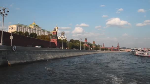 A Rússia. Embankment do rio Moscou. Viagem de barco a Moscou . — Vídeo de Stock