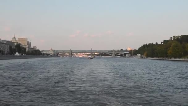 Rusia. Embankment del río Moscú. Viaje en barco a Moscú . — Vídeos de Stock