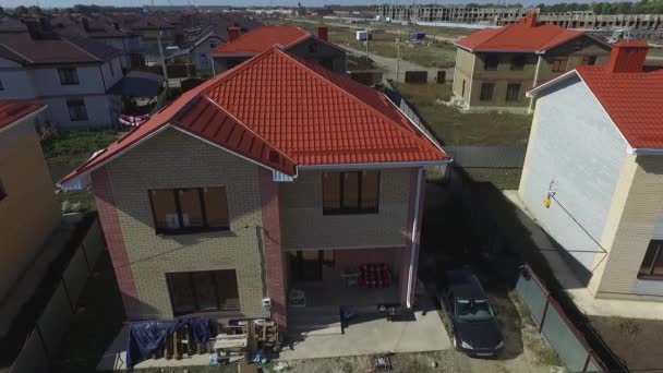 Nieuwe huisje dorp buitenwijk van een grote stad — Stockvideo