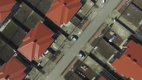 Nieuwe huisje dorp buitenwijk van een grote stad — Stockvideo