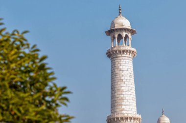 Tac Mahal, Uttar Pradesh 'in başkenti Agra' da yer alan Yamuna Nehri 'nin güney kıyısında bulunan fildişi beyazı bir mermer mozoledir..