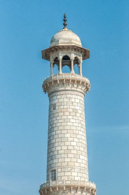 Tac Mahal, Uttar Pradesh 'in başkenti Agra' da yer alan Yamuna Nehri 'nin güney kıyısında bulunan fildişi beyazı bir mermer mozoledir..