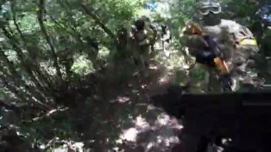 Askerler airsoft silahı ile bir oyun eylem