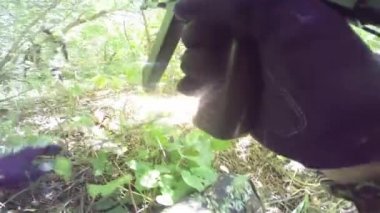 Askerler airsoft silahı ile bir oyun eylem