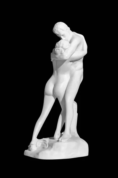 Статуя поцілункової пари на чорному тлі — стокове фото