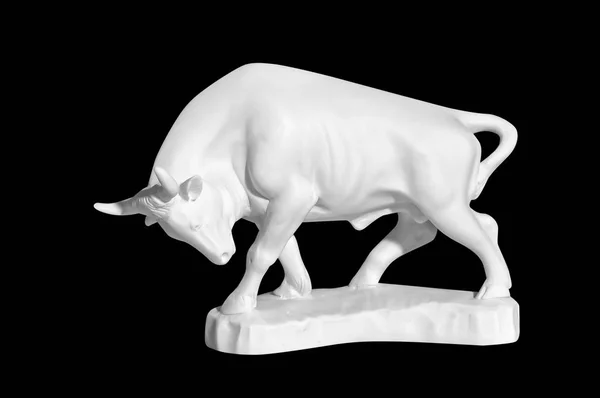 Estátua de um touro sobre um fundo preto — Fotografia de Stock