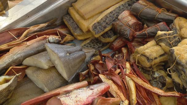 Variedad de peces de mar en el mostrador en una tienda de pescado . — Vídeos de Stock