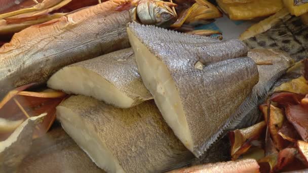Variety of sea fishes on the counter in a fish shop. — Stock Footage Variety of sea fishes on the counter in a fish shop. Video Clip