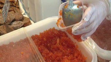 Gıda arka plan olarak granüler tuzlu havyar Pasifik yabani kırmızı balık.