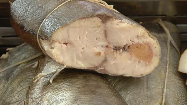 Variety of sea fishes on the counter in a fish shop. — Stock Footage Variety of sea fishes on the counter in a fish shop. Video Clip