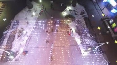 Kışın Stavropol merkez sokak akşamı.