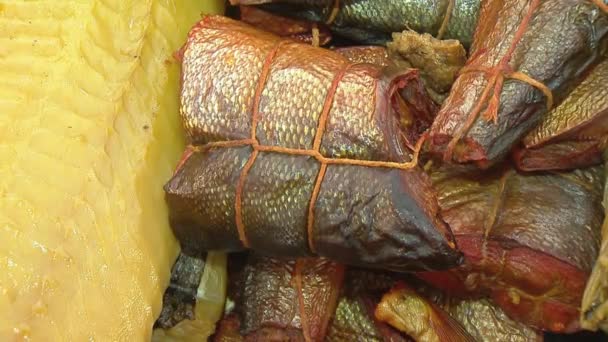 Variedad de peces de mar en el mostrador en una tienda de pescado . — Vídeo de stock