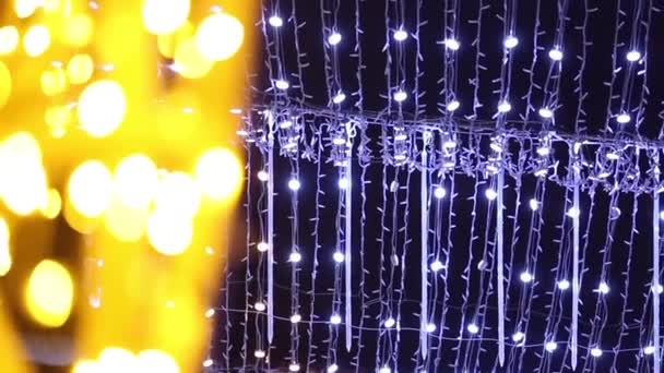 City boulevard dekorerad med nyår och jul belysning — Stockvideo