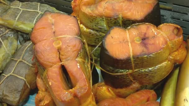 Variedad de peces de mar en el mostrador en una tienda de pescado . — Vídeos de Stock