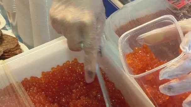 Caviar salé granulaire Poisson rouge sauvage du Pacifique comme fond alimentaire . — Video