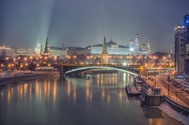 Rusya, Moskova, Moskva Nehri, Köprü ve Kremlin 'in gece manzarası