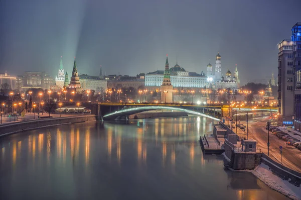 Rusya, Moskova, Moskva Nehri, Köprü ve Kremlin 'in gece manzarası
