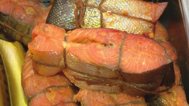 Variedad de peces de mar en el mostrador en una tienda de pescado . — Vídeos de Stock