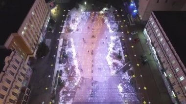 Kışın Stavropol merkez sokak akşamı.