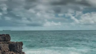 Güçlü aşırı dalgalar grotto cliff mağaraya crash, Boca mı Inferno, Portekiz