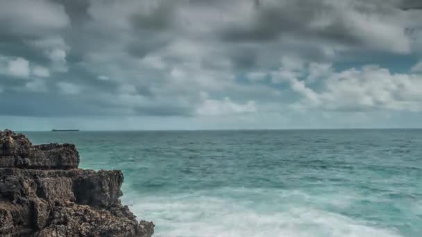 Fortes ondas extremas colidem com a gruta do penhasco, Boca do Inferno, Portugal — Vídeo de Stock