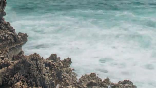 Gedetailleerd zicht op vulkanische kust met hoge kliffen en golven die over vulkanische rotsen breken, Portugal. — Stockvideo