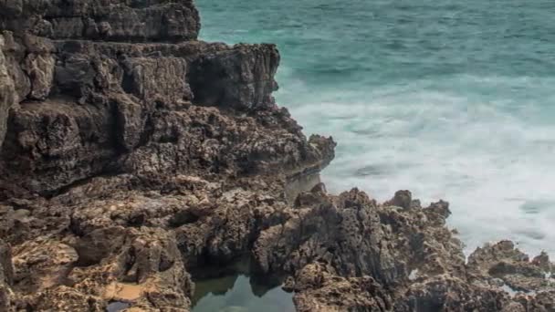 Vue détaillée du littoral volcanique avec de hautes falaises et des vagues se brisant sur les roches volcaniques, Portugal. — Video