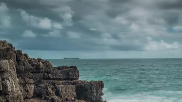 Strong extreme waves crash into grotto cliff cave, Boca do Inferno, Portugal — Stock Video