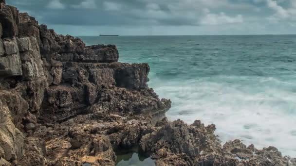 Vista detalhada do litoral vulcânico com altas falésias e ondas quebrando rochas vulcânicas, Portugal. — Vídeo de Stock